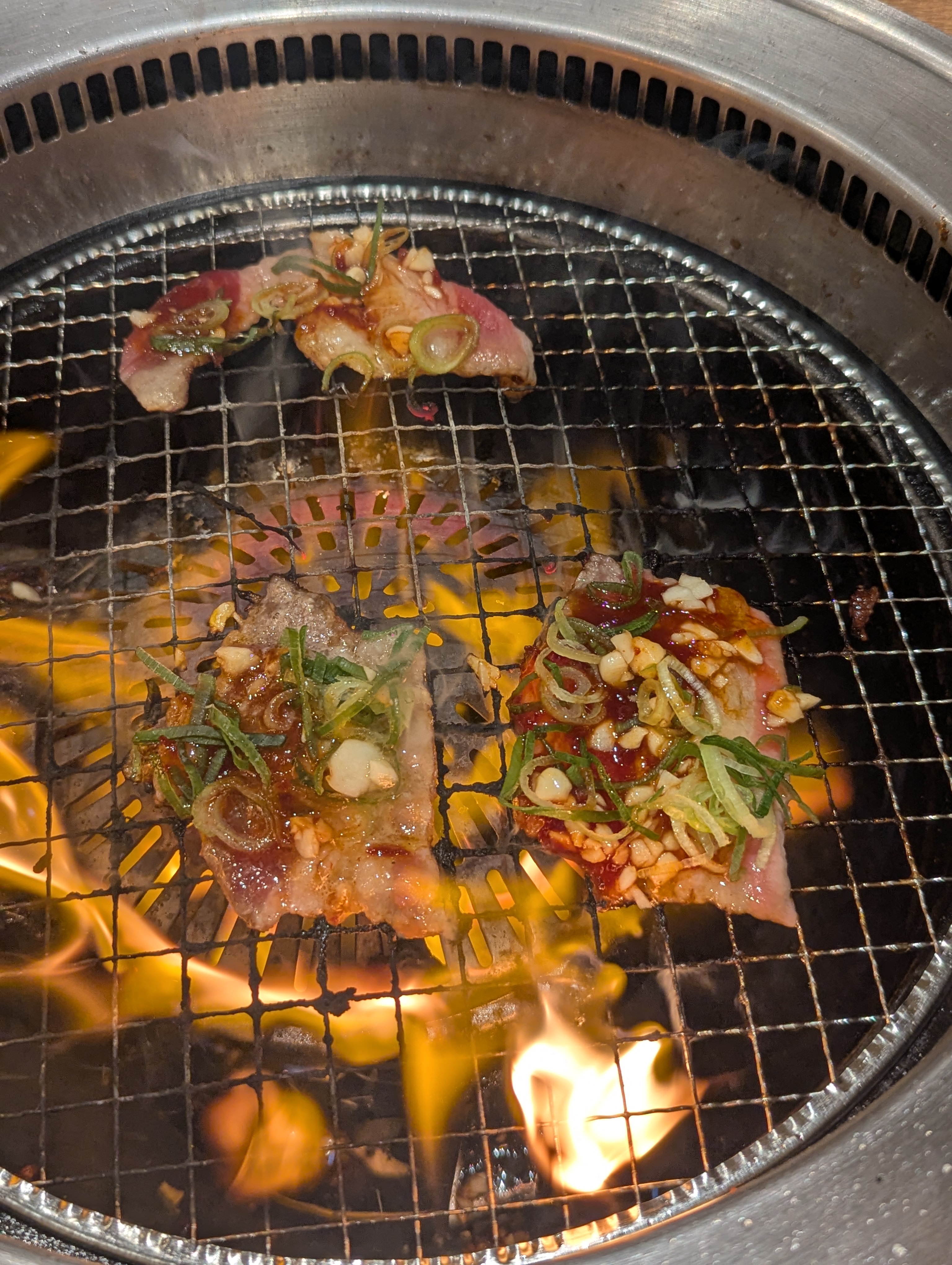スレッドヘッダー画像: こういう焼肉ってさ、、、、、、、、ネギをどうやってひっくり返すのか迷うよな
