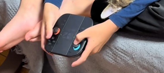 スレッドヘッダー画像: 今の子ってこんな形のコントローラーでよく操作するね、操作しづらくてストレス溜まりそう。