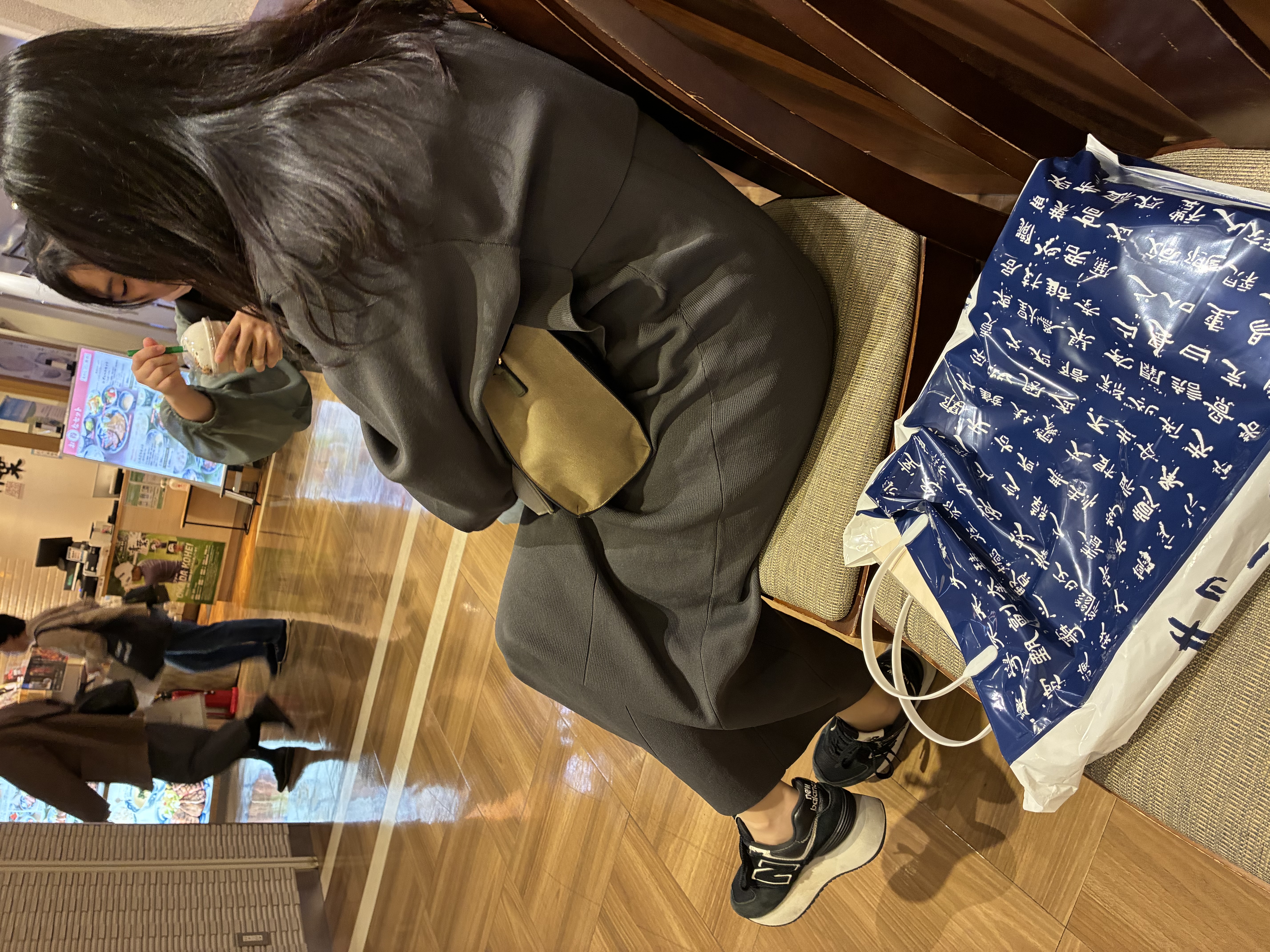 スレッドヘッダー画像: そこ荷物置きじゃねぇよブス