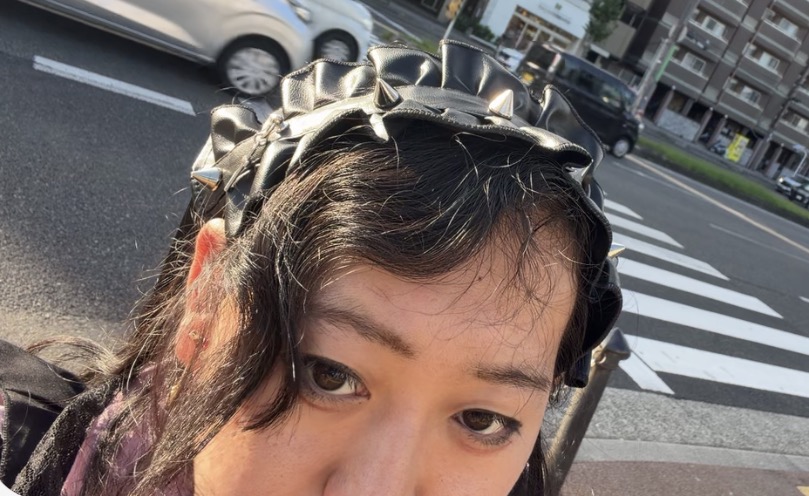 スレッドヘッダー画像: ヘッドドレス付けて外で歩いてるんだけど、広場みたいなとこで手巻きタバコ吸ってたら、ガキに見られて大笑いされたんだけど、変なの？