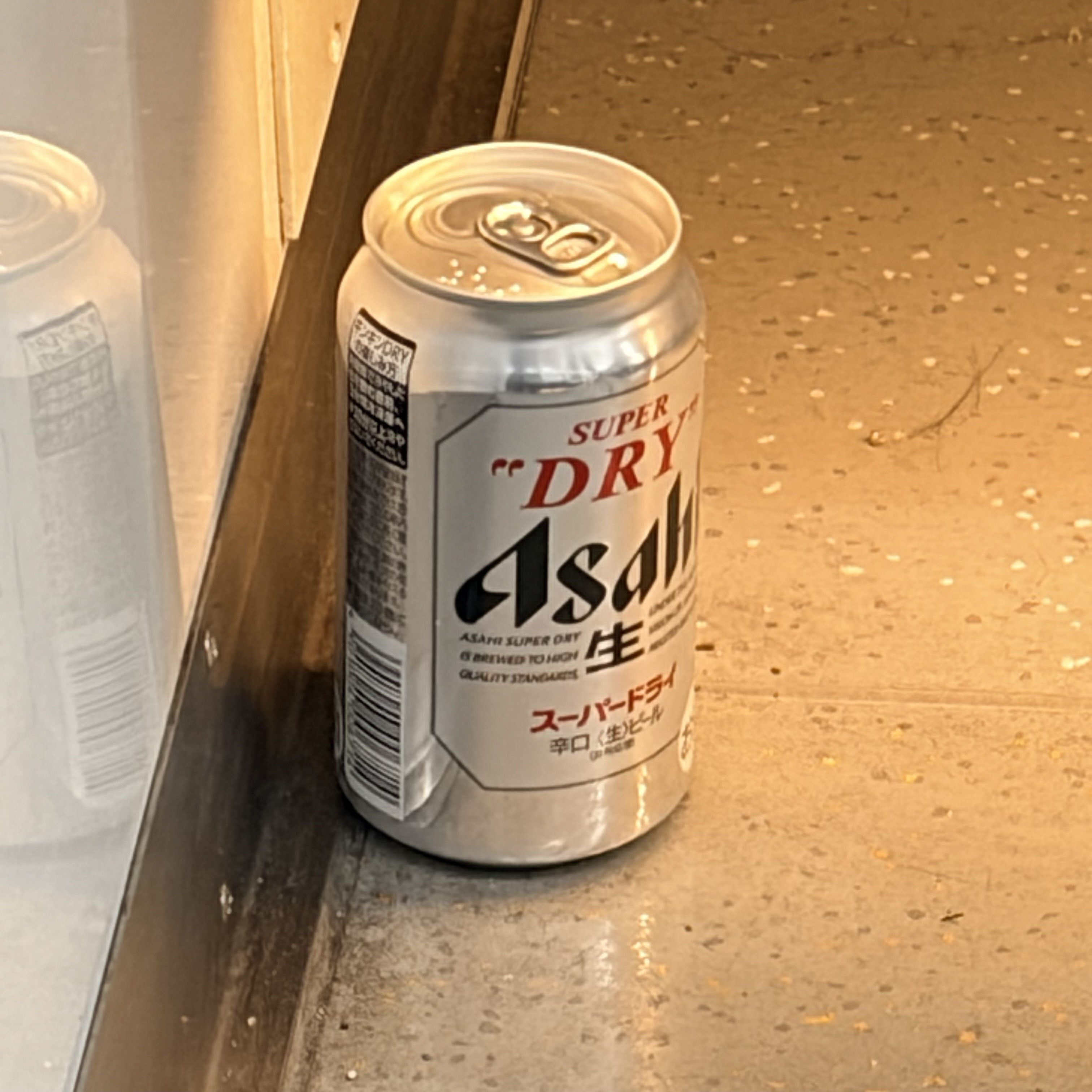 スレッドヘッダー画像: 電車の中で新品のビール落ちてた笑