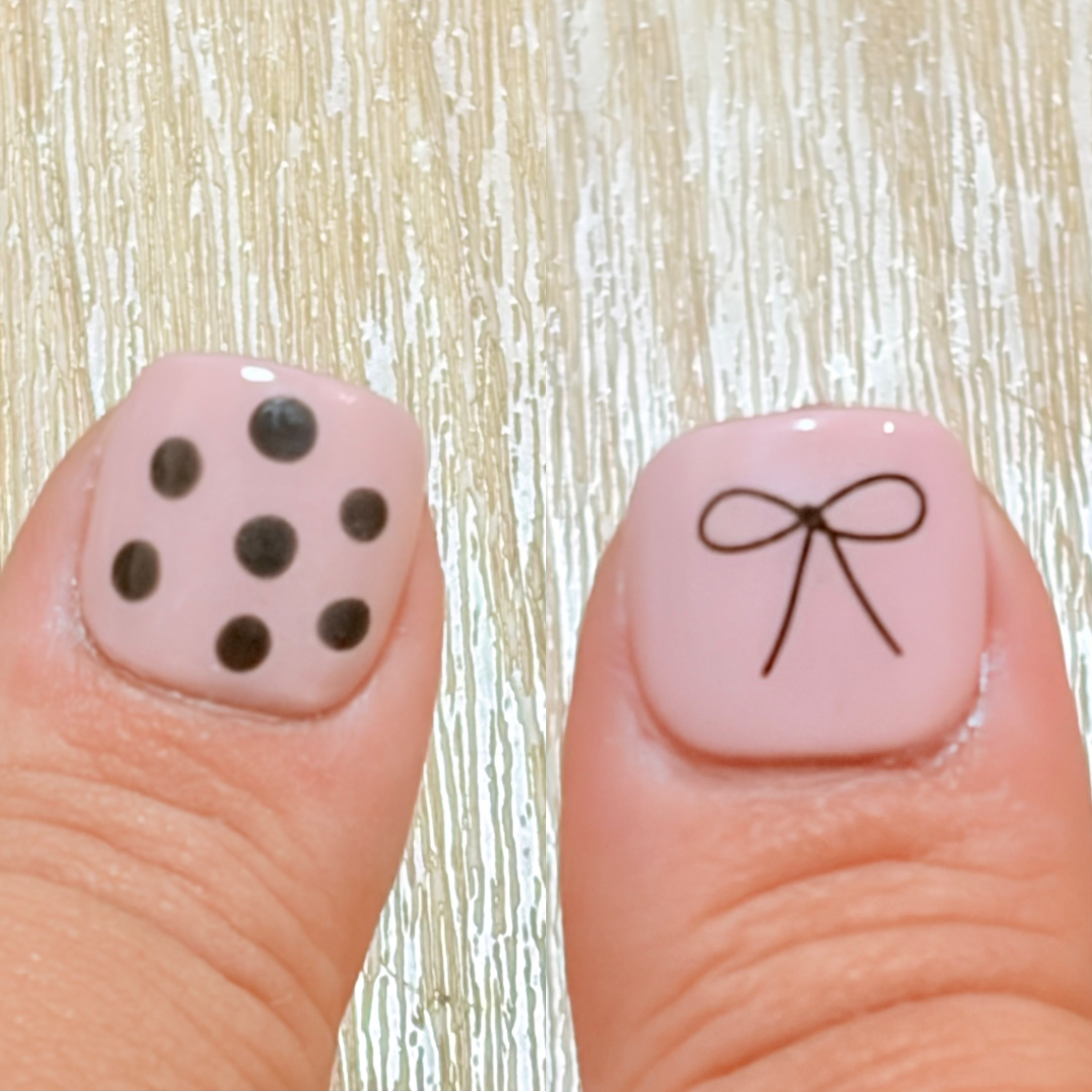 スレッドヘッダー画像: 親指のみネイル…気泡入ってるし、ドット下手くそだけど、デザイン的にどうかな？