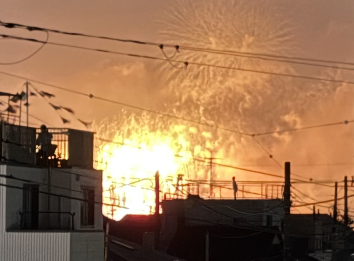 スレッドヘッダー画像: 家から観る花火大会。まるで火災笑