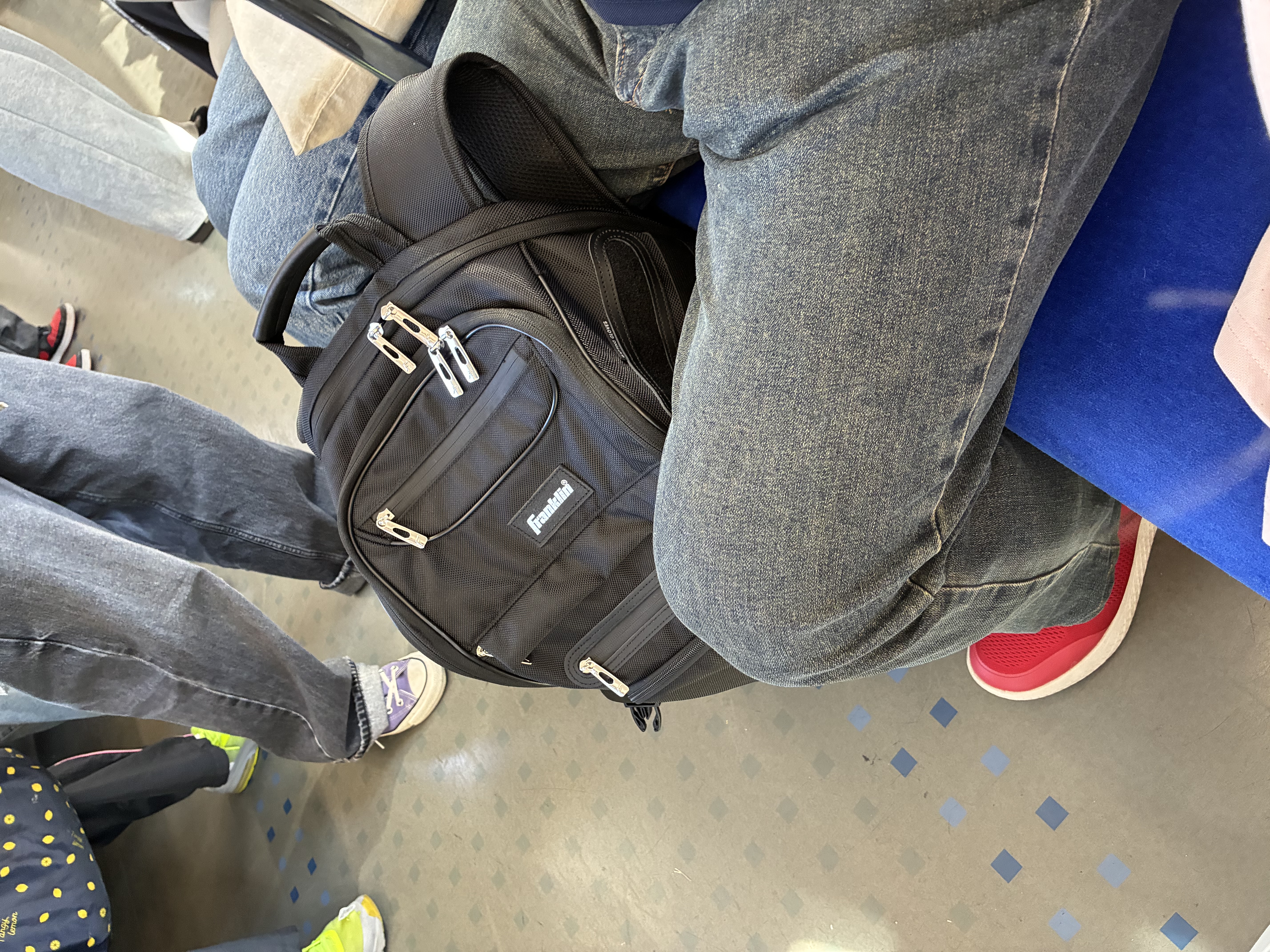 スレッドヘッダー画像: こういう荷物足元に置いて足広げるやつなんか持ってるの？？？