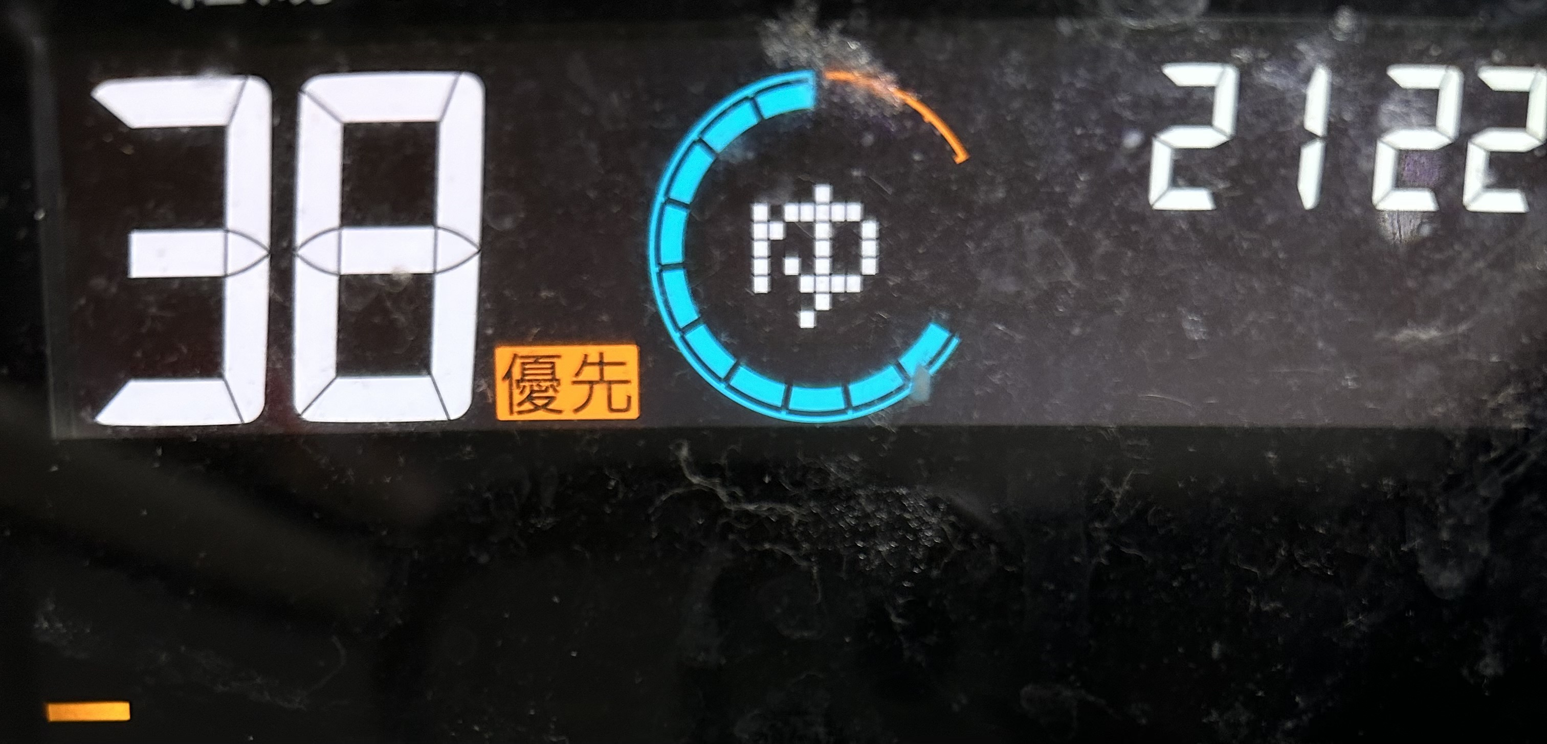 スレッドヘッダー画像: 汚くて悪いんだけど、給湯器のオレンジの部分が、OFFにしてもメーターみたいなのが増えない。もしかして、交換しなくちゃいけないかな‥。