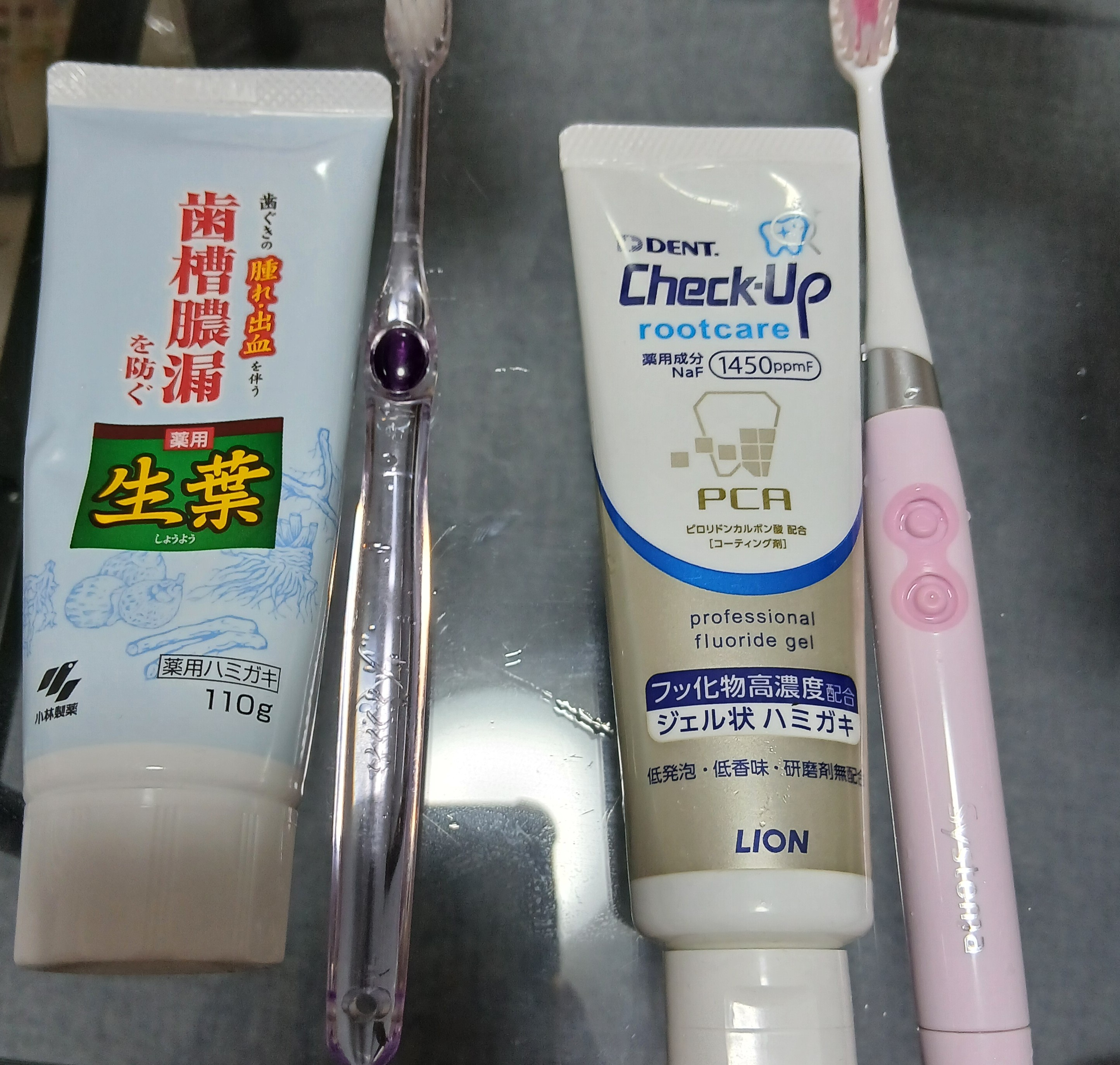 スレッドヘッダー画像: 歯がしみるのが治らないから最終兵器追加した。まずいつも通り毛先細い歯ブラシと生葉で細かく磨いて、その後電動歯ブラシと最終兵器の研磨剤無しの高級歯みがき粉使ってしみる部分を集中攻撃だ！これでどうだ！👊