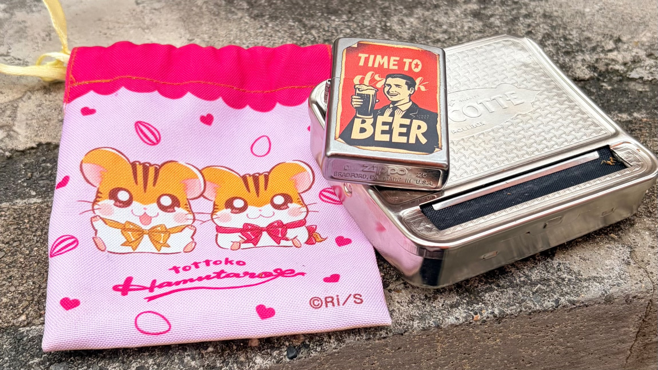 スレッドヘッダー画像: 職場にビール持ってくる人ですwwこのライター可愛すぎて買っちゃった🤣仕事する場でビールはダメよ🍺