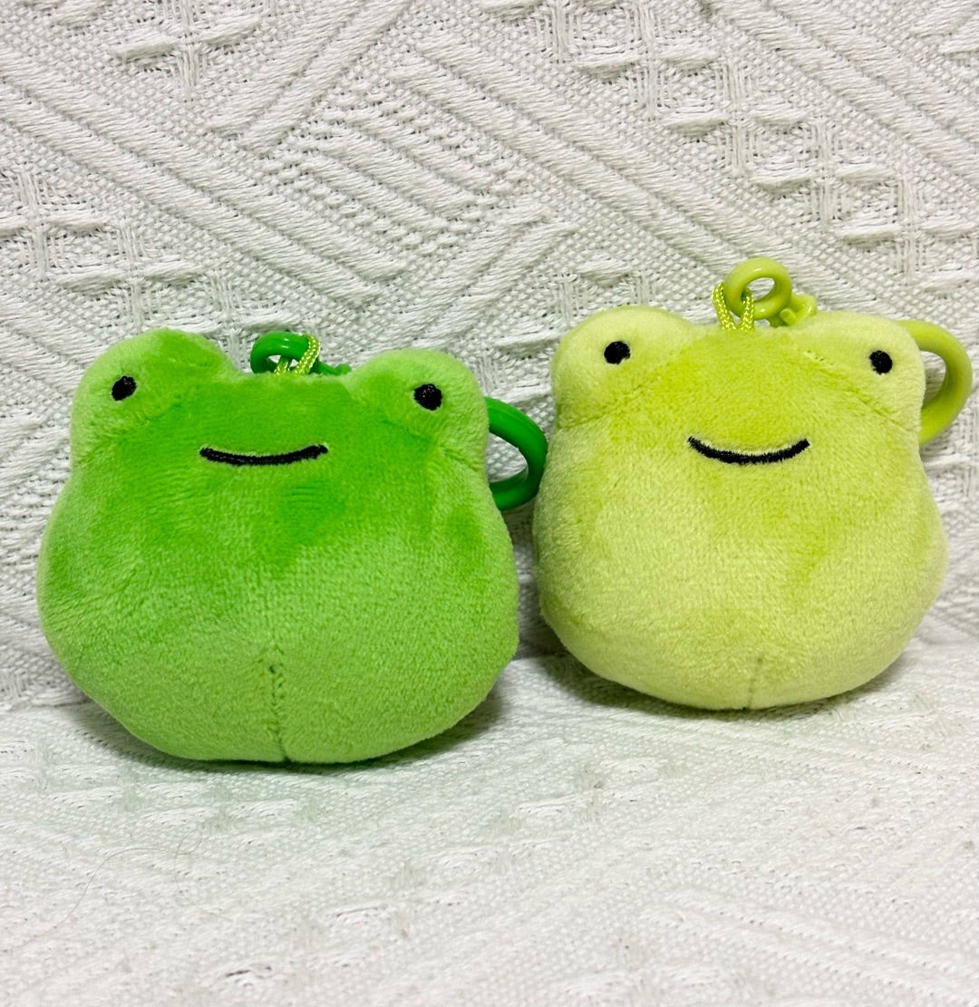 スレッドヘッダー画像: 2年前に100均で売ってた200円するカエルのマスコットやっぱりそんとき買えばよかったな〜マスコット山ほど持ってるからな…