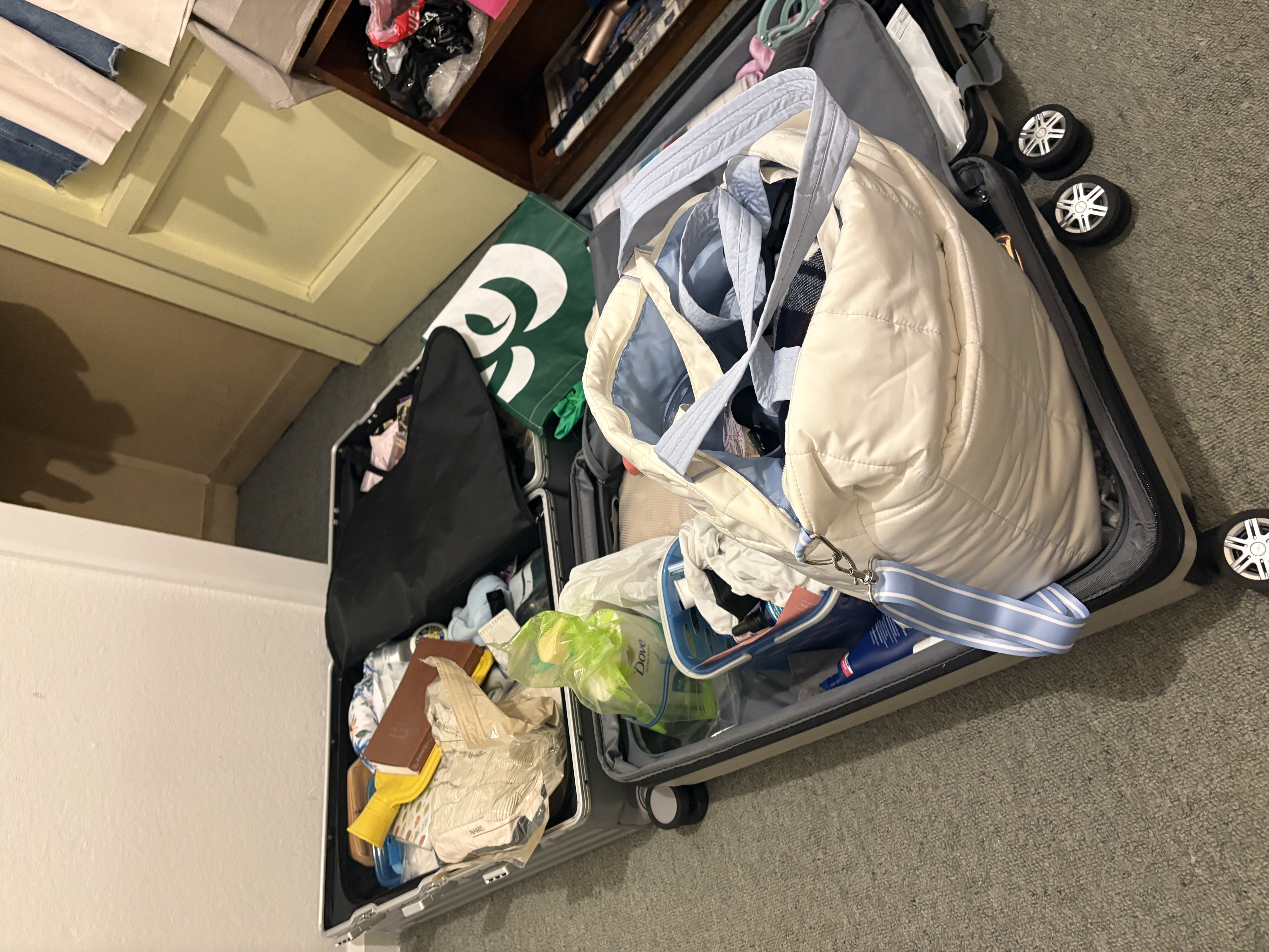 スレッドヘッダー画像: なんでこんな荷物多いんだろ
だるい。捨てるにも何捨てたらいいかわからん。これでも減らしたのに荷物パンパン