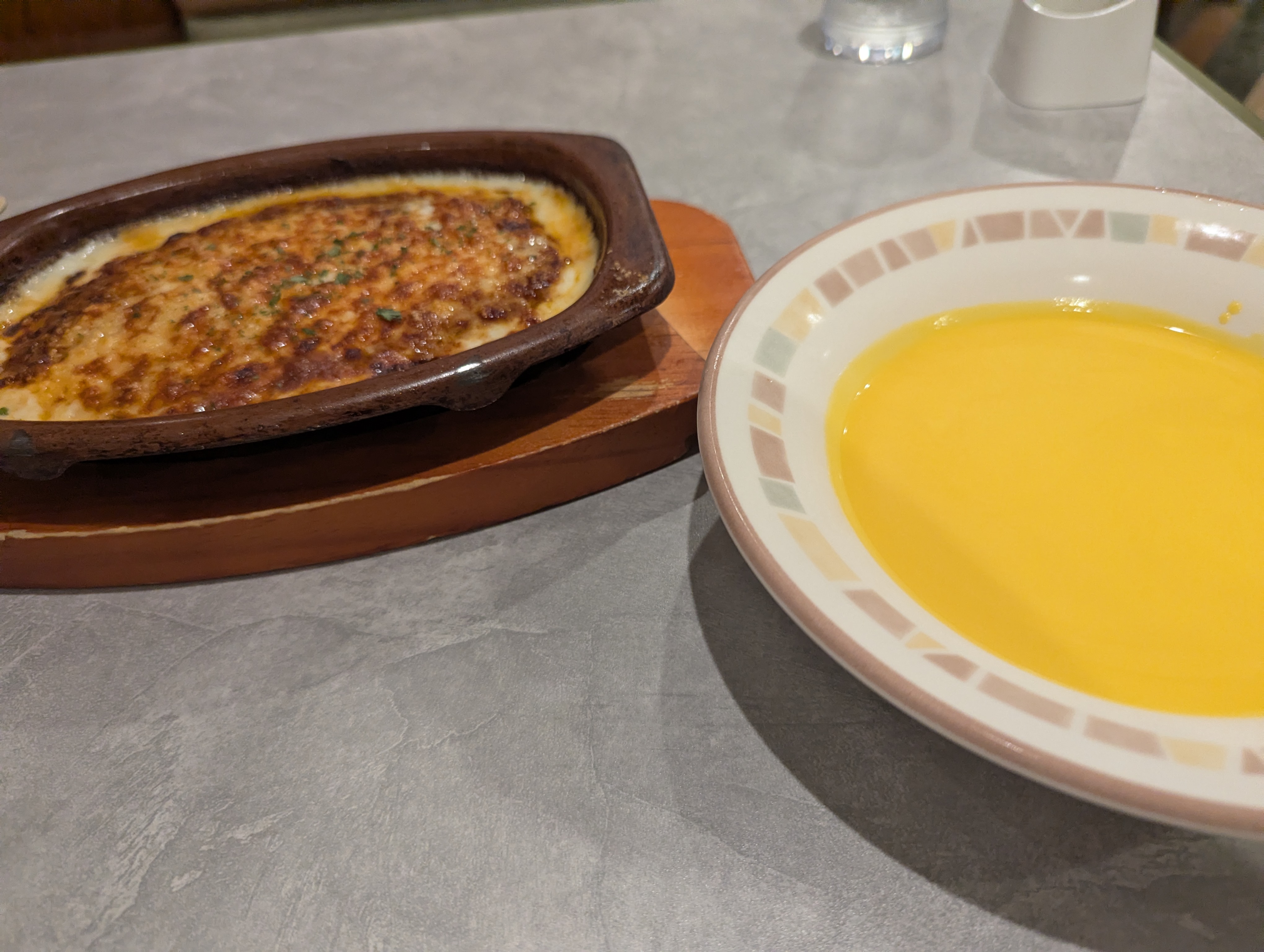 スレッドヘッダー画像: サイゼリヤ焼きチーズドリアと季節限定冷製パンプキンスープで530円