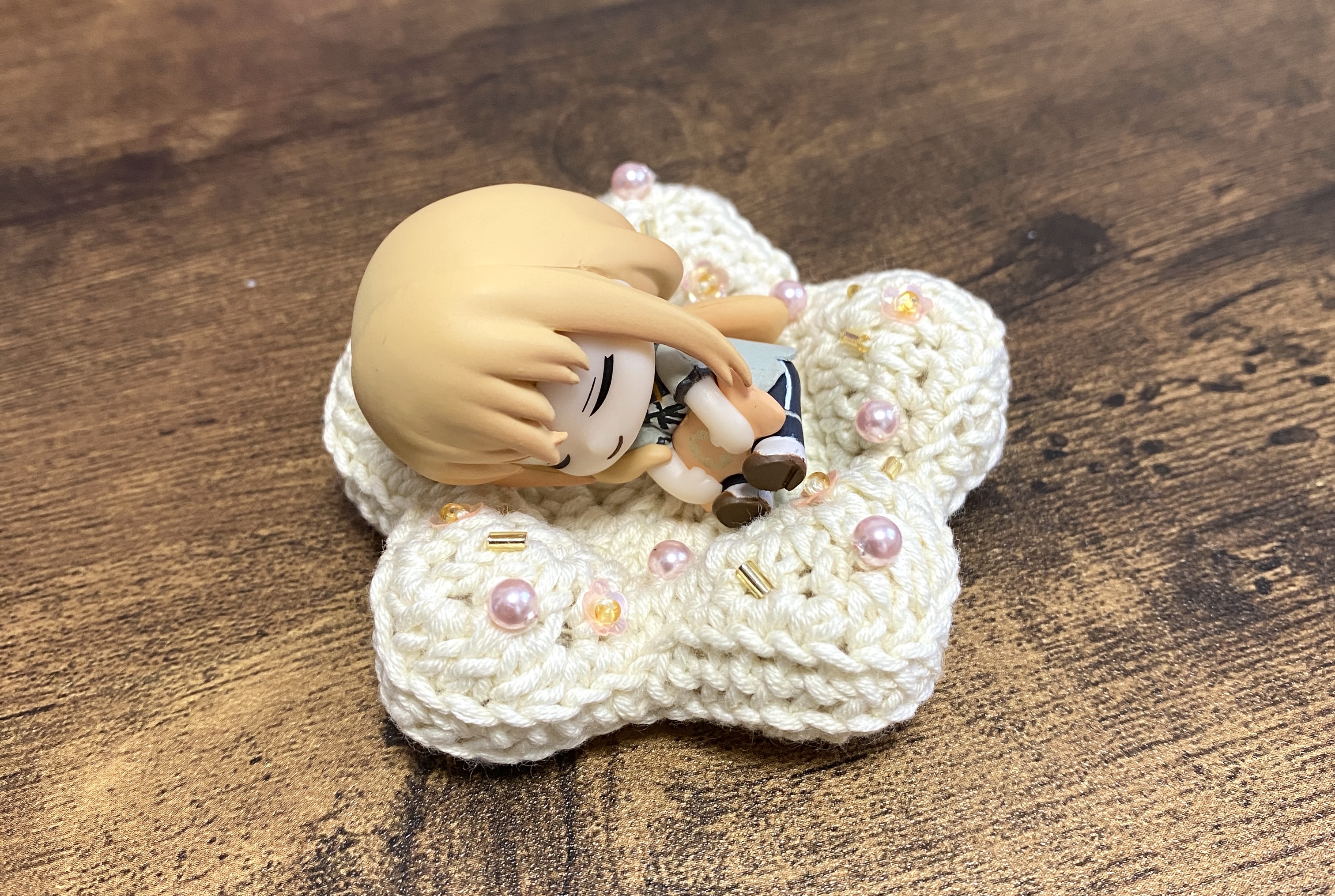 スレッドヘッダー画像: 推しのフィギュア用クッション作った
もっとフワフワの毛糸で作ればよかったかも…