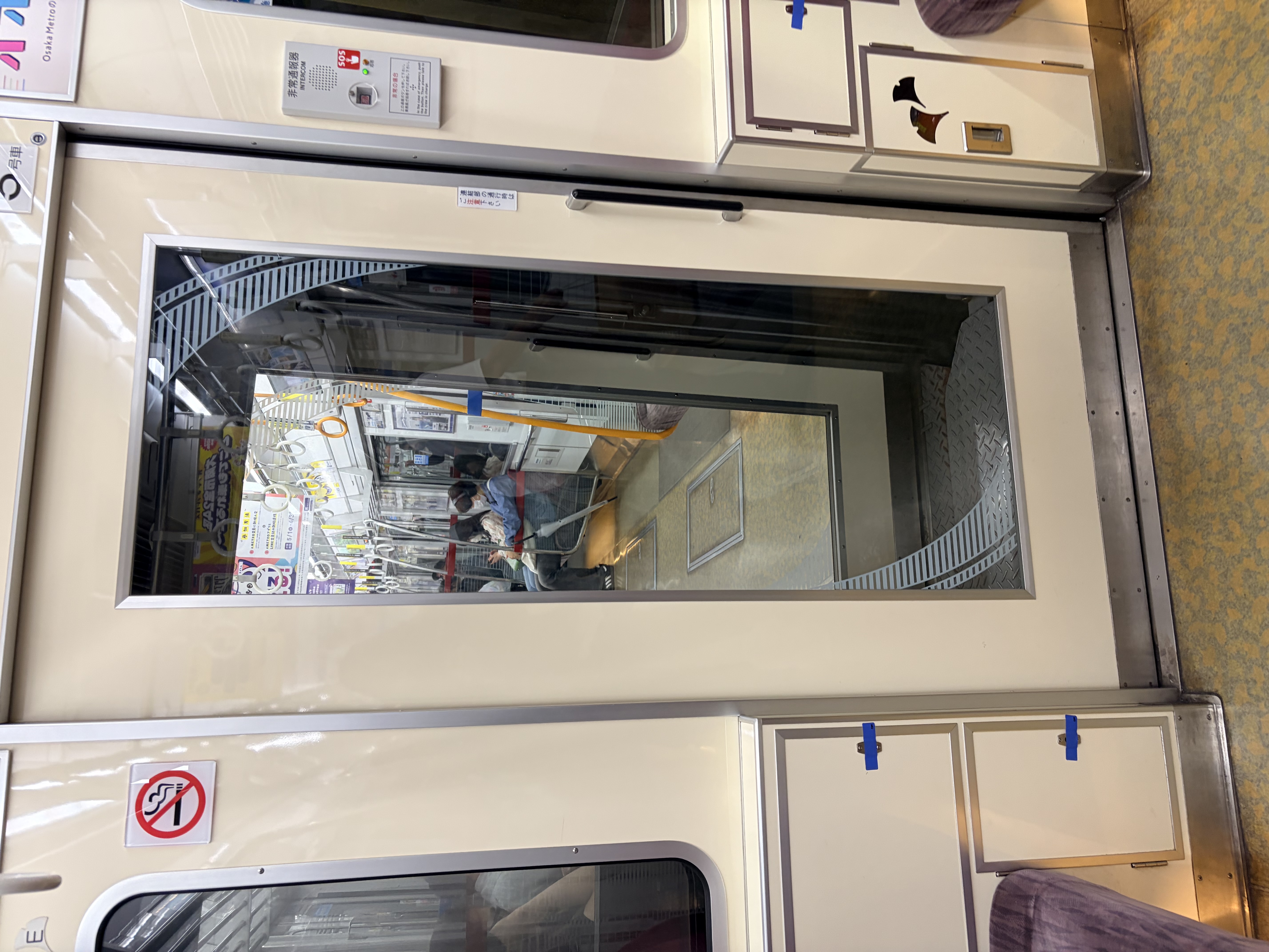 スレッドヘッダー画像: 電車乗ってるんだけど､貫通扉通って移動した時､扉に人いてて、もたれてたのか､知らんけど､開けたら睨まれたんだけど
私が悪いの？