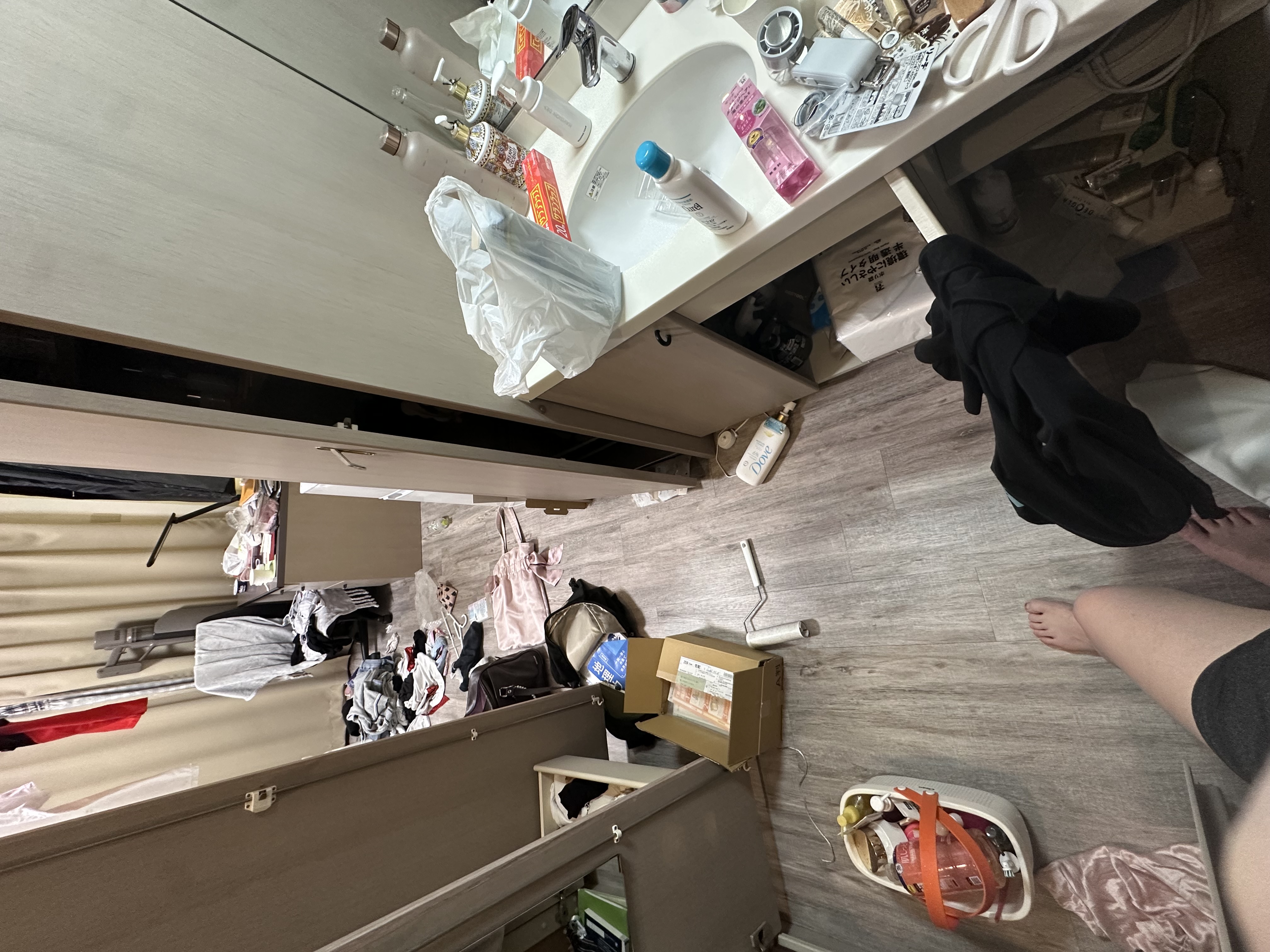 スレッドヘッダー画像: 部屋汚すぎ...誰か片付けに来てー😭