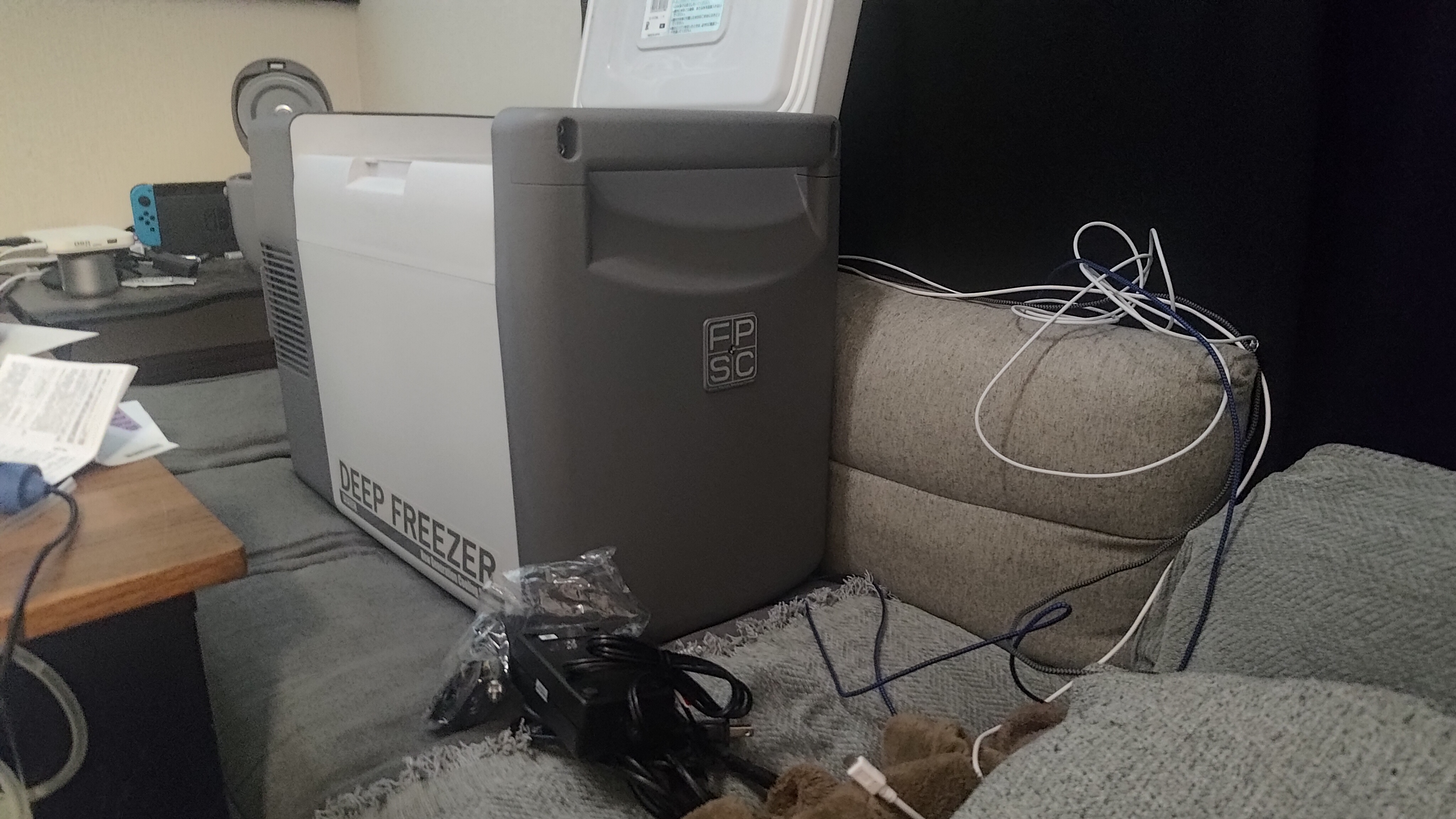 スレッドヘッダー画像: コロナワクチン輸送のために開発された消費電力50Wで-40℃まで冷やせる冷凍庫みて
