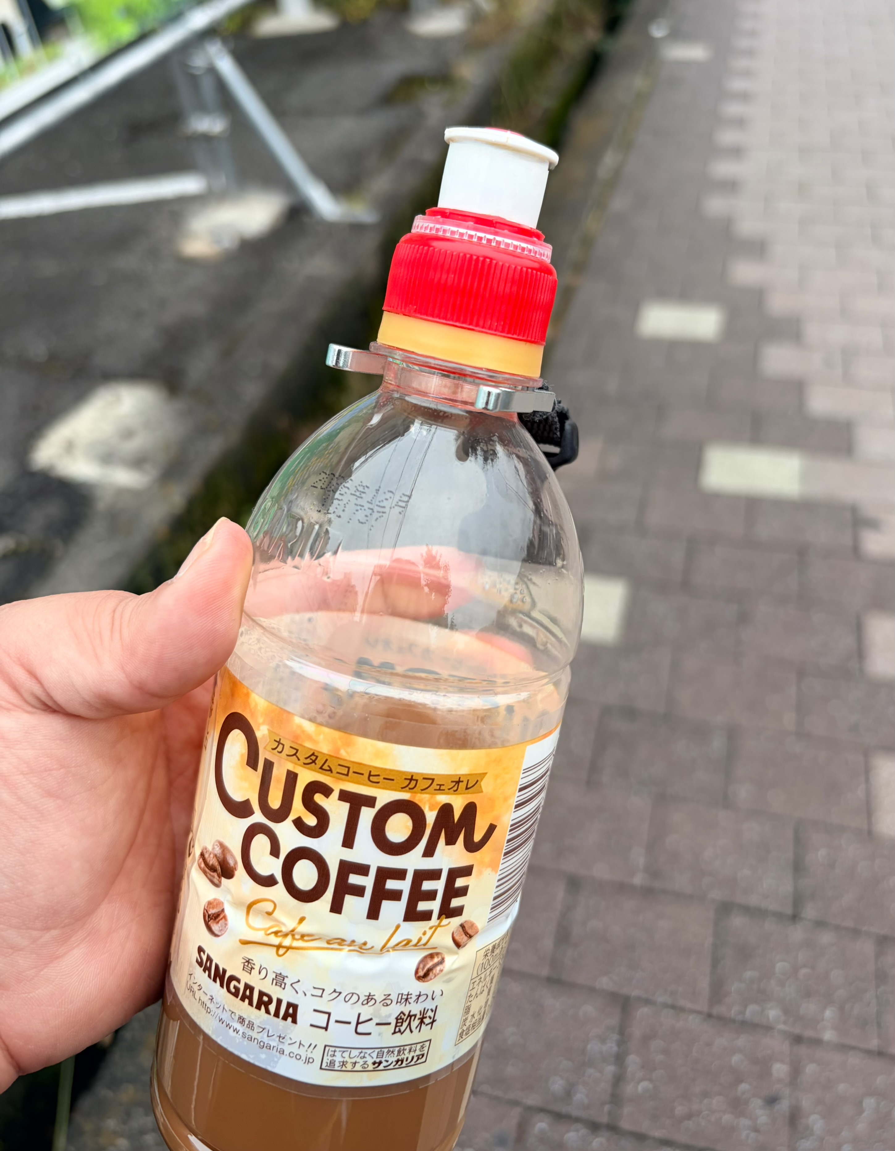 スレッドヘッダー画像: 支援員として働いている事業所でペットボトルの飲み口を吸うタイプに変えて飲んでます。それについて利用者の子から何でこれなの？と質問され､私が飲みやすくする為と答えたら､変なのと言われたが変ですか？