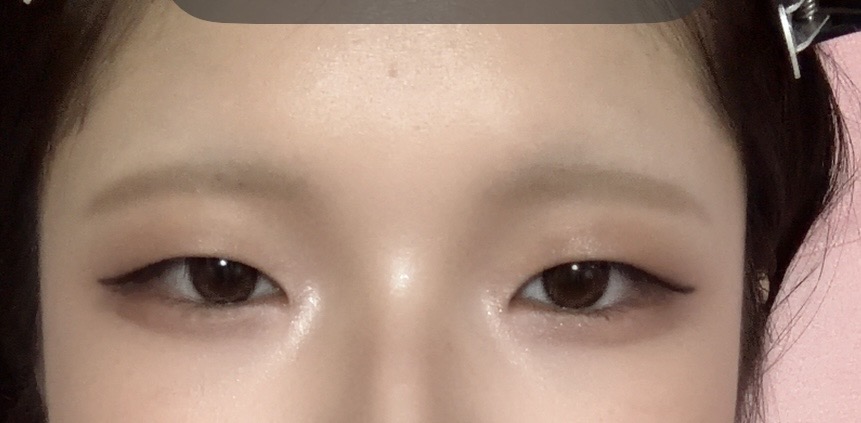 スレッドヘッダー画像: 眉毛もうちょっと濃いほうがいい？時間なくて適当だったから形は見逃して😭