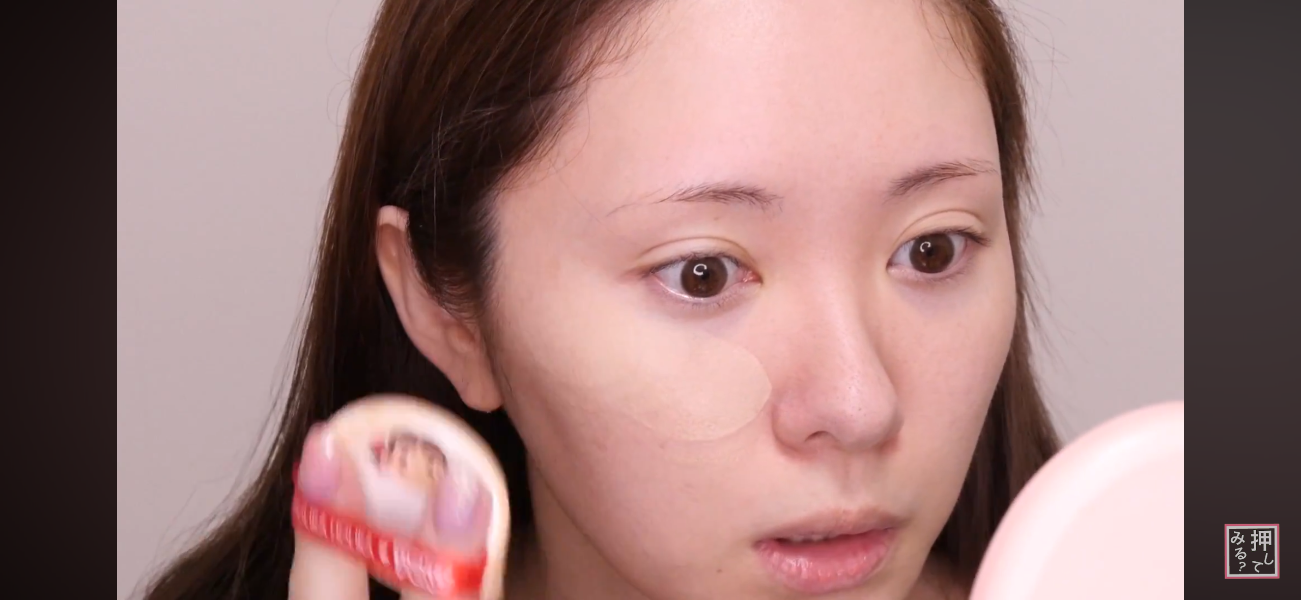 スレッドヘッダー画像: 散々ベース濃いって指摘されてるのにファンデぼてっと付けるのなんでなんww このあとはいつもパウダーバフバフ塗る