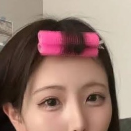 スレッドヘッダー画像: 電車の中でヘアカーラー付けてる人いたんだけど、なにかのファッション？(写真はイメージです)