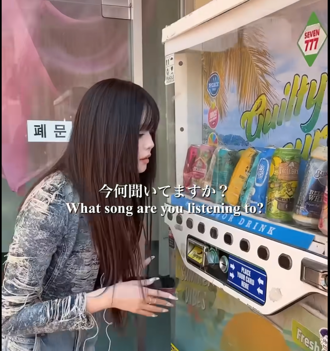 スレッドヘッダー画像: 左の女性が自販機に話しかけてるかと思った