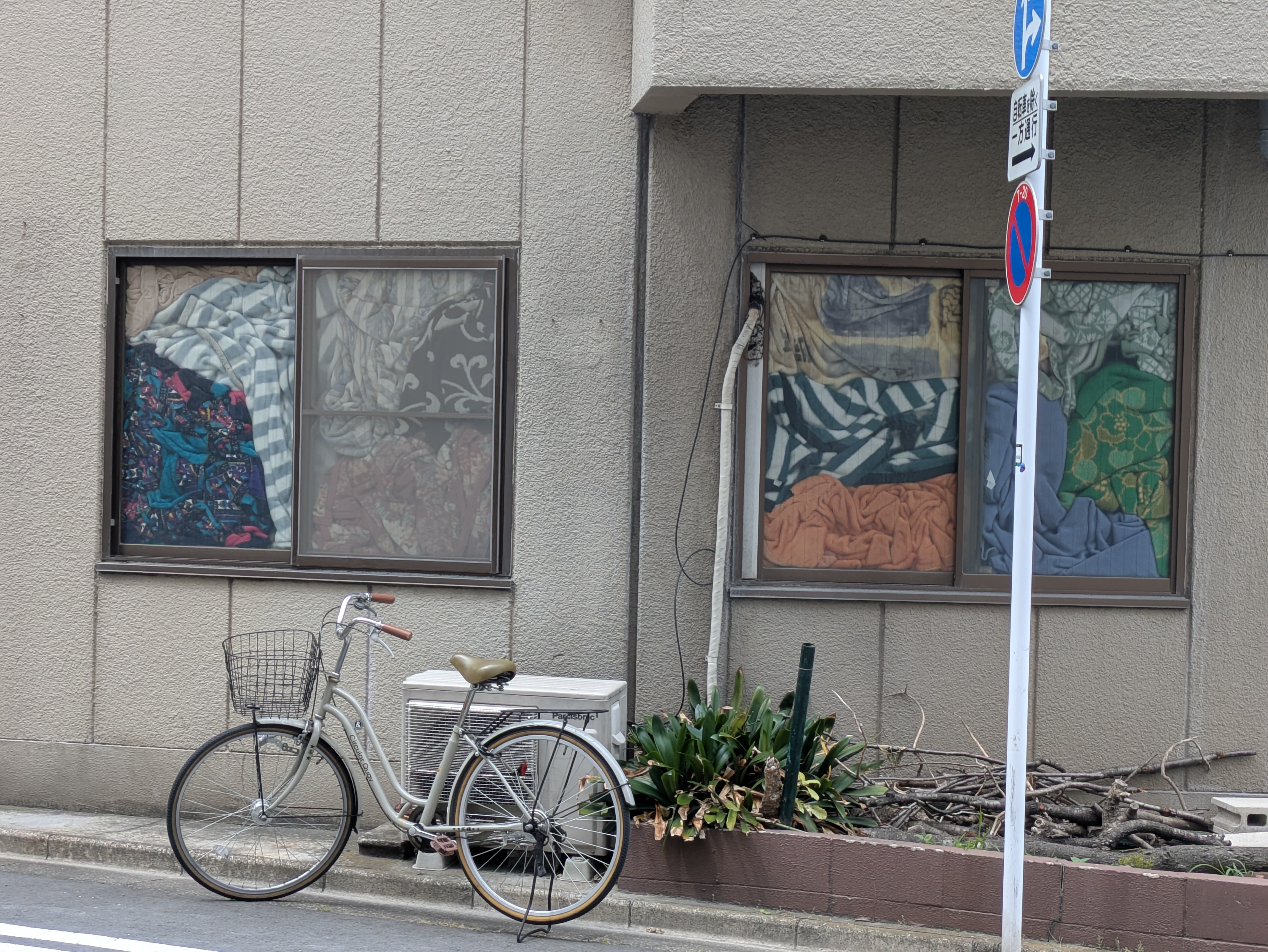 スレッドヘッダー画像: 近所の不気味な部屋。窓という窓を何枚もの毛布でびっちり塞いでんの。ワイも答えを知らんけど、皆んななりの推理を聞かせておくれ。