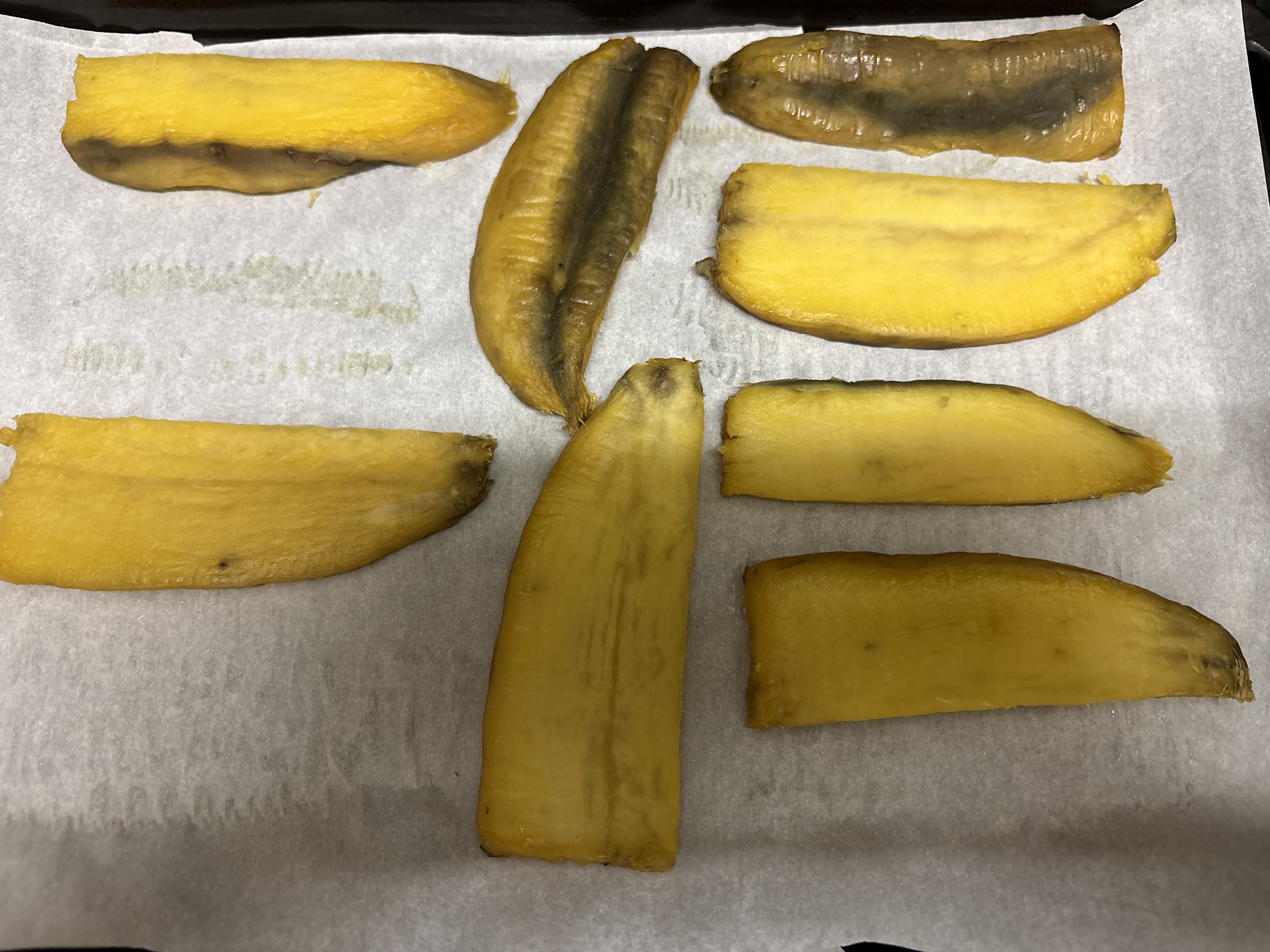 スレッドヘッダー画像: 干し芋作ってたら1個めっちゃ魚みたいになってて笑う