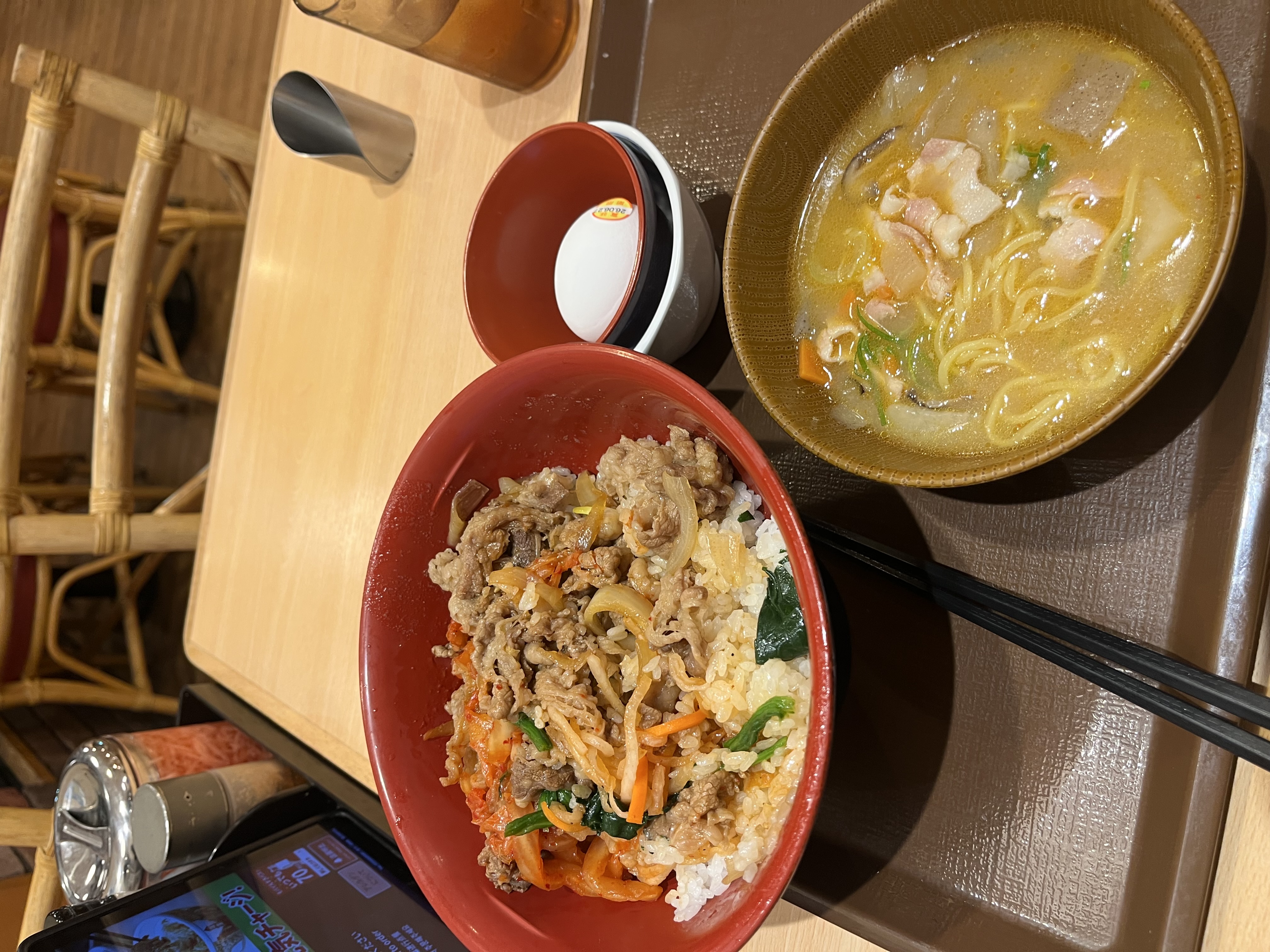スレッドヘッダー画像: すき家の豚汁ラーメン思ったより歯ごたえはあったけど豚汁にぶち込んだだけって感じ、なんでわざわざラーメンにしたんだろか、袋麺とかうどんの方が良かった気がするんやけど